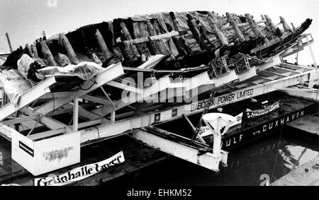 AJAXNETPHOTO. 8° dicembre, 1982. PORTSMOUTH,Inghilterra. - TUDOR nave da guerra torna a casa - I resti di Enrico VIII TUDOR WARSHIP MARY ROSE recuperato dal SOLENT fondale su 12/10/82,entra nel vecchio nr.3 DOCK A PORTSMOUTH DOCKYARD dove sarà una base permanente. NELSON nave ammiraglia HMS Victory è nell'adiacente nr.2.DOCK. Foto:SIMON Barnett/AJAX REF:821208 08 2 Foto Stock