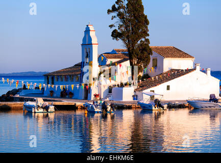 Sunset scena di Vlacherna Monastery, Kanoni, Corfù, Grecia Foto Stock