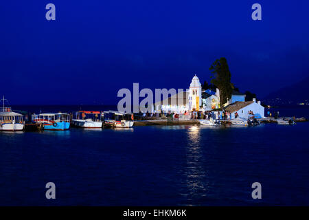 Scena serale di Vlacherna Monastery e Pontikonisi isola, Kanoni, Corfù, Grecia Foto Stock