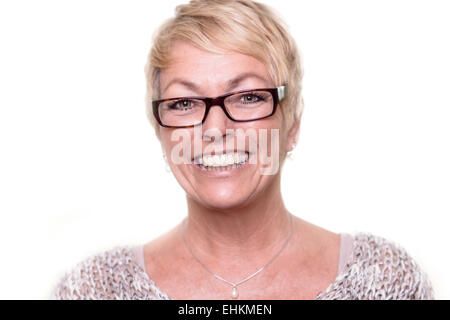 Testa e spalle ritratto di una felice attraente di mezza età donna bionda con gli occhiali guardando la telecamera Foto Stock