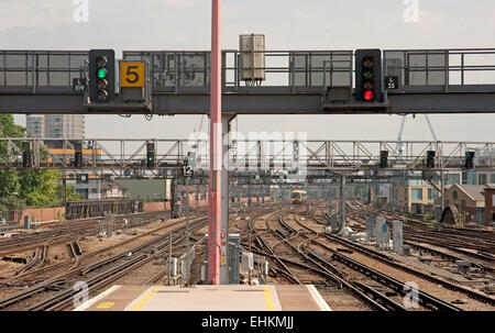 Tracce ferroviarie segnali e il treno alla stazione di London Bridge Foto Stock