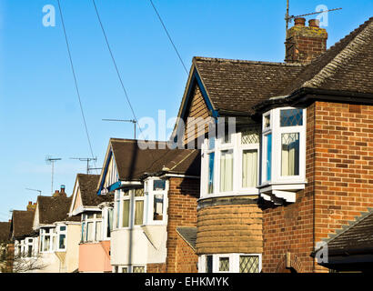 Fila di semi-detached case suburbane nel Regno Unito Foto Stock