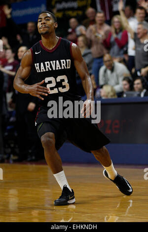 Marzo 14, 2015: Harvard Crimson guard Wesley Saunders (23) reagisce al suo cesto durante il NCAA pallacanestro tra la Yale Bulldogs e la Harvard Crimson presso la Palestra di Philadelphia, Pennsylvania. La Harvard Crimson ha vinto 53-51 per vincere l'Ivy League giochi di spareggio. Foto Stock