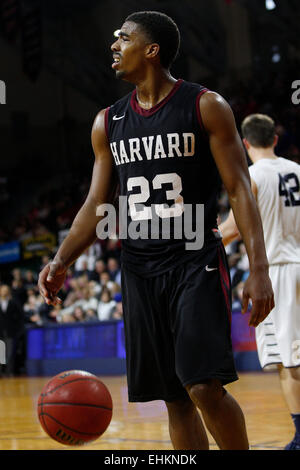 Marzo 14, 2015: Harvard Crimson guard Wesley Saunders (23) reagisce durante il NCAA pallacanestro tra la Yale Bulldogs e la Harvard Crimson presso la Palestra di Philadelphia, Pennsylvania. La Harvard Crimson ha vinto 53-51 per vincere l'Ivy League giochi di spareggio. Foto Stock