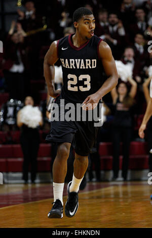 Marzo 14, 2015: Harvard Crimson guard Wesley Saunders (23) reagisce durante il NCAA pallacanestro tra la Yale Bulldogs e la Harvard Crimson presso la Palestra di Philadelphia, Pennsylvania. La Harvard Crimson ha vinto 53-51 per vincere l'Ivy League giochi di spareggio. Foto Stock