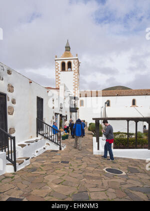 Betancuria una piccola città di Fuerteventura,Isole Canarie Spagna, ex capitale, risalente al 1404, la chiesa e la plaza Foto Stock