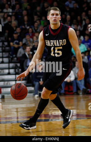 Marzo 14, 2015: Harvard Crimson guard Corbin Miller (15) in azione durante il NCAA pallacanestro tra la Yale Bulldogs e la Harvard Crimson presso la Palestra di Philadelphia, Pennsylvania. La Harvard Crimson ha vinto 53-51 per vincere l'Ivy League giochi di spareggio. Foto Stock