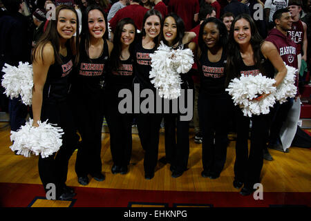 Marzo 14, 2015: Harvard Crimson Dance Team in seguito il NCAA pallacanestro tra la Yale Bulldogs e la Harvard Crimson presso la Palestra di Philadelphia, Pennsylvania. La Harvard Crimson ha vinto 53-51 per vincere l'Ivy League giochi di spareggio. Foto Stock