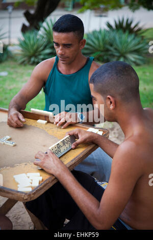 Gli uomini giocano domino in Trinidad, Cuba Foto Stock