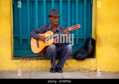 Un uomo suona la chitarra in Trinidad, Cuba Foto Stock