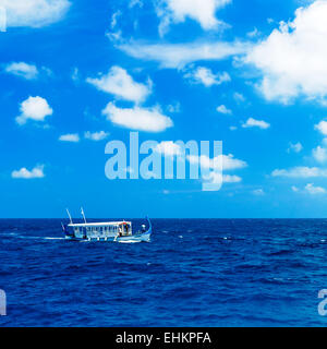 Vintage tradizionale Dhoni in barca a vela in oceano, Maldive Foto Stock
