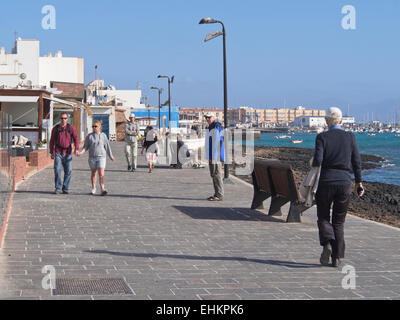 Passeggiata sul lungomare in Corralejo Fuerteventura isole Canarie un popolare passeggiata per i molti turisti nel resort Foto Stock