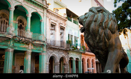 Sbriciolare edifici vecchi e statua di Lion sul Paseo del Prado, Havana, Cuba Foto Stock