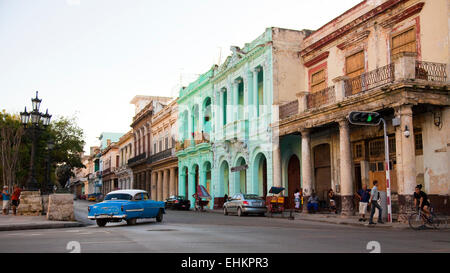 Sbriciolare edifici vecchi e classic car sul Prado, Old Havana, Cuba Foto Stock
