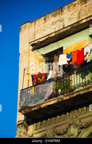 Un uomo si erge su un balcone, Havana, Cuba Foto Stock