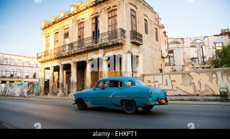 Sbriciolare edifici vecchi e classic car, Havana, Cuba Foto Stock