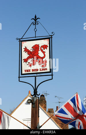 Il Red Lion Public House, Little Missenden, Buckinghamshire. Il villaggio ha le caratteristiche per la popolare serie TV Midsomer omicidi Foto Stock