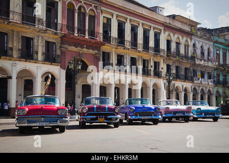 Classic Car sul Paseo de Marti, Havana, Cuba Foto Stock