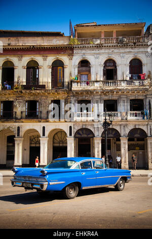 Classic Car sul Paseo de Marti, Havana, Cuba Foto Stock