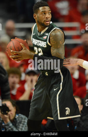 Chicago, Illinois, Stati Uniti d'America. Xv Mar, 2015. Michigan State Spartans guard Branden Dawson (22) controlla la palla nel primo semestre durante il 2015 Big dieci uomini di torneo di pallacanestro del campionato di gioco tra il Wisconsin Badgers e il Michigan State Spartans presso la United Center di Chicago, IL. Credito: Cal Sport Media/Alamy Live News Foto Stock