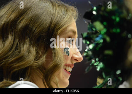 Chicago, Illinois, Stati Uniti d'America. Xv Mar, 2015. Michigan State Spartans cheerleader in azione durante un timeout nel primo semestre durante il 2015 Big dieci uomini di torneo di pallacanestro del campionato di gioco tra il Wisconsin Badgers e il Michigan State Spartans presso la United Center di Chicago, IL. Credito: Cal Sport Media/Alamy Live News Foto Stock