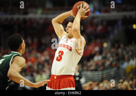 Chicago, Illinois, Stati Uniti d'America. Xv Mar, 2015. Wisconsin Badgers guard Zak Showalter (3) controlla la palla nel primo semestre durante il 2015 Big dieci uomini di torneo di pallacanestro del campionato di gioco tra il Wisconsin Badgers e il Michigan State Spartans presso la United Center di Chicago, IL. Credito: Cal Sport Media/Alamy Live News Foto Stock