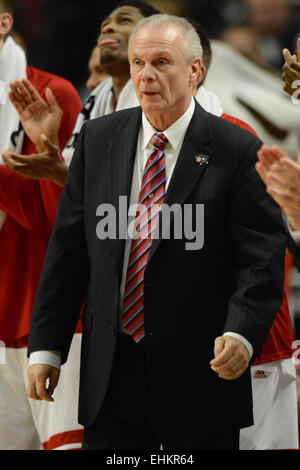 Chicago, Illinois, Stati Uniti d'America. Xv Mar, 2015. Wisconsin Badgers head coach Bo Ryan cheers guarda mentre il suo compagno di squadra cheers nel primo semestre durante il 2015 Big dieci uomini di torneo di pallacanestro del campionato di gioco tra il Wisconsin Badgers e il Michigan State Spartans presso la United Center di Chicago, IL. Credito: Cal Sport Media/Alamy Live News Foto Stock