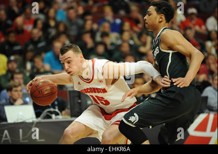 Chicago, Illinois, Stati Uniti d'America. Xv Mar, 2015. Wisconsin Badgers avanti Sam Dekker (15) trascina verso il basso il valore basale nel primo semestre durante il 2015 Big dieci uomini di torneo di pallacanestro del campionato di gioco tra il Wisconsin Badgers e il Michigan State Spartans presso la United Center di Chicago, IL. Credito: Cal Sport Media/Alamy Live News Foto Stock