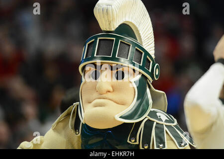 Chicago, Illinois, Stati Uniti d'America. Xv Mar, 2015. Michigan State Spartans Mascotte in azione durante un timeout nel primo semestre durante il 2015 Big dieci uomini di torneo di pallacanestro del campionato di gioco tra il Wisconsin Badgers e il Michigan State Spartans presso la United Center di Chicago, IL. Credito: Cal Sport Media/Alamy Live News Foto Stock