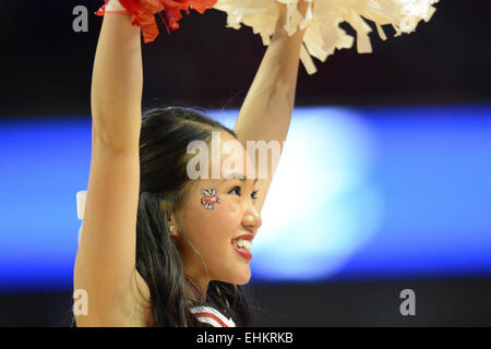 Chicago, Illinois, Stati Uniti d'America. Xv Mar, 2015. Wisconsin Badgers cheerleader in azione durante un timeout nel primo semestre durante il 2015 Big dieci uomini di torneo di pallacanestro del campionato di gioco tra il Wisconsin Badgers e il Michigan State Spartans presso la United Center di Chicago, IL. Credito: Cal Sport Media/Alamy Live News Foto Stock