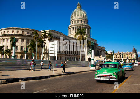 Auto classica di fronte al Capitol Building, Havana, Cuba Foto Stock