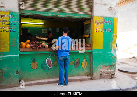 Un cliente acquista produrre a livello locale fruttivendolo a l'Avana, Cuba Foto Stock