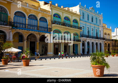 Gli edifici colorati in Plaza Vieja, Havana, Cuba Foto Stock