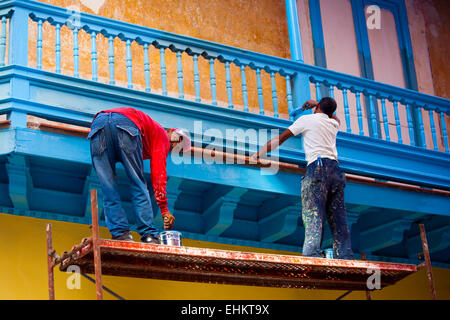 Operai dipingere un edificio a l'Avana, Cuba Foto Stock