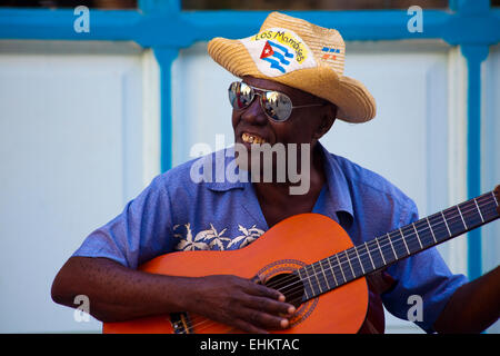 Uomo a suonare la chitarra, Havana, Cuba Foto Stock