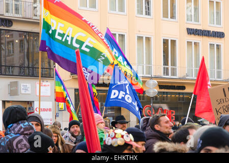 Pacifico europeo di marzo con bandiere e cartelli e striscioni sulla via centrale Foto Stock