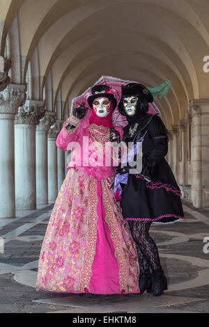 Il carnevale in costume ai partecipanti, Venezia, Italia Foto Stock