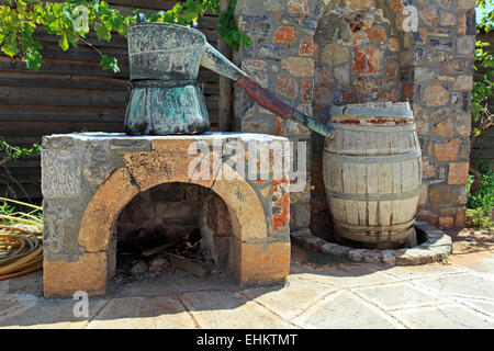 Il vecchio spirito Rakia macchina di produzione, Creta, Grecia Foto Stock