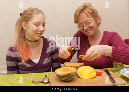 Madre e figlia facendo una macedonia di frutta Foto Stock