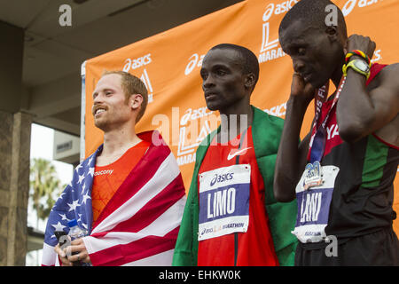 Los Angeles, California, USA. Xv Mar, 2015. Gli uomini della divisione elite vincere guide, da sinistra, Jared Ward, terzo posto, Daniel Limo, il primo posto e Lani Rutto, secondo posto, posano per una foto al trentesimo la maratona di Los Angeles, California Domenica, 15 marzo 2015. La gara è iniziata prima delle 7 del mattino con guide di scorrimento prevede l'esperienza soffocante calore da parte del tempo molti attraversare la linea del traguardo in Santa Monica. Il calore ha raggiunto 88 gradi nel centro di Los Angeles a mezzogiorno e a quanto pare ha preso il suo pedaggio su marathoners. Credito: ZUMA Press, Inc./Alamy Live News Foto Stock