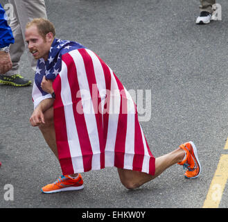 Los Angeles, California, USA. Xv Mar, 2015. Jared Ward, da Provo, Utah, pause dopo aver terminato terzo negli uomini elite division del trentesimo la maratona di Los Angeles, California Domenica, 15 marzo 2015. La gara è iniziata prima delle 7 del mattino con guide di scorrimento prevede l'esperienza soffocante calore da parte del tempo molti attraversare la linea del traguardo in Santa Monica. Il calore ha raggiunto 88 gradi nel centro di Los Angeles a mezzogiorno e a quanto pare ha preso il suo pedaggio su marathoners. Credito: ZUMA Press, Inc./Alamy Live News Foto Stock