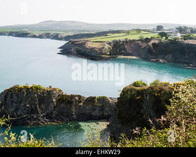 La splendida baia di Cwm-yr-Eglwys Foto Stock