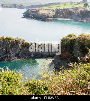 La splendida baia di Cwm-yr-Eglwys Foto Stock