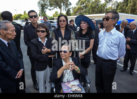 I membri della famiglia, amici, persone in lutto in vietnamita servizio funebre, piccolo quartiere di Saigon, City of Westminster, California Foto Stock