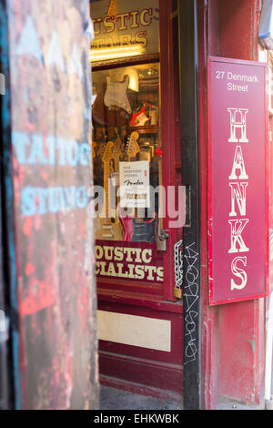 Immagine del segno al di fuori di Hank negozio di chitarra, Denmark Street, Londra Foto Stock