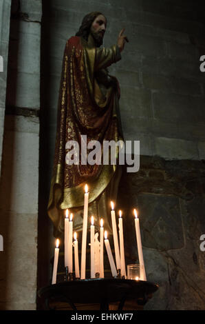 La masterizzazione si rastrema illuminare una statua in La Cathédrale Saint-Vincent, Chalon-sur-Saone, Francia. Foto Stock