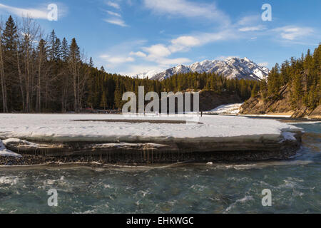 Il bellissimo e storico Bow rientra nel Parco Nazionale di Banff Foto Stock