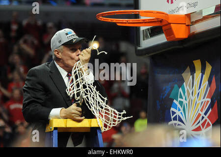 Chicago, Illinois, Stati Uniti d'America. Xv Mar, 2015. Wisconsin Badgers head coach Bo Ryan bacia il net dopo la vittoria del 2015 Big dieci uomini di torneo di pallacanestro del campionato di gioco tra il Wisconsin Badgers e il Michigan State Spartans presso la United Center di Chicago, IL. Wisconsin ha vinto 80-69 su Michigan State per vincere il campionato. Credito: Cal Sport Media/Alamy Live News Foto Stock