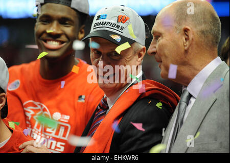 Chicago, Illinois, Stati Uniti d'America. Xv Mar, 2015. Wisconsin Badgers head coach Bo Ryan sul palcoscenico dopo la vittoria del 2015 Big dieci uomini di torneo di pallacanestro del campionato di gioco tra il Wisconsin Badgers e il Michigan State Spartans presso la United Center di Chicago, IL. Wisconsin ha vinto 80-69 su Michigan State per vincere il campionato. Credito: Cal Sport Media/Alamy Live News Foto Stock