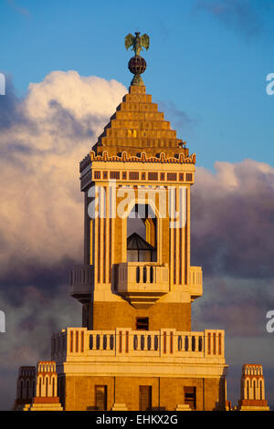 La parte superiore dell'edificio Bacardi, Havana, Cuba Foto Stock